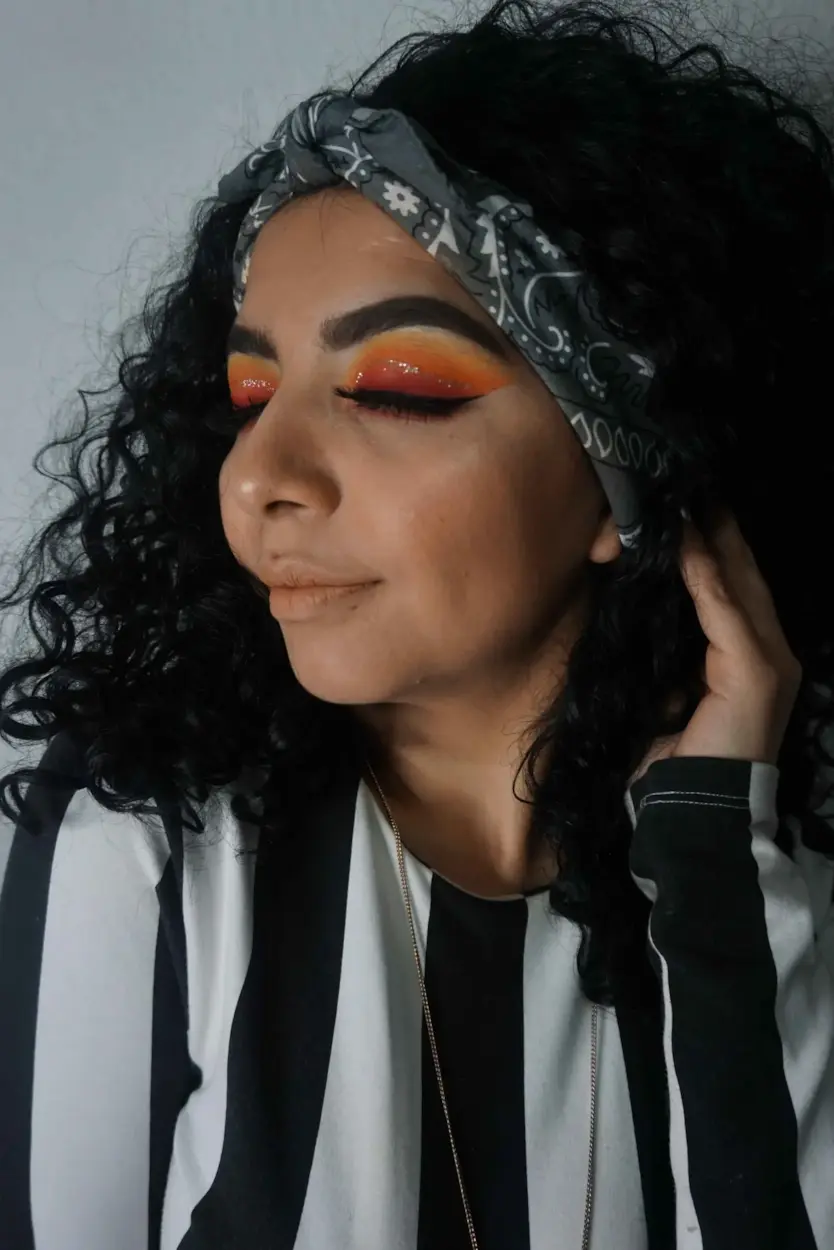 Modelo con maquillaje profesional